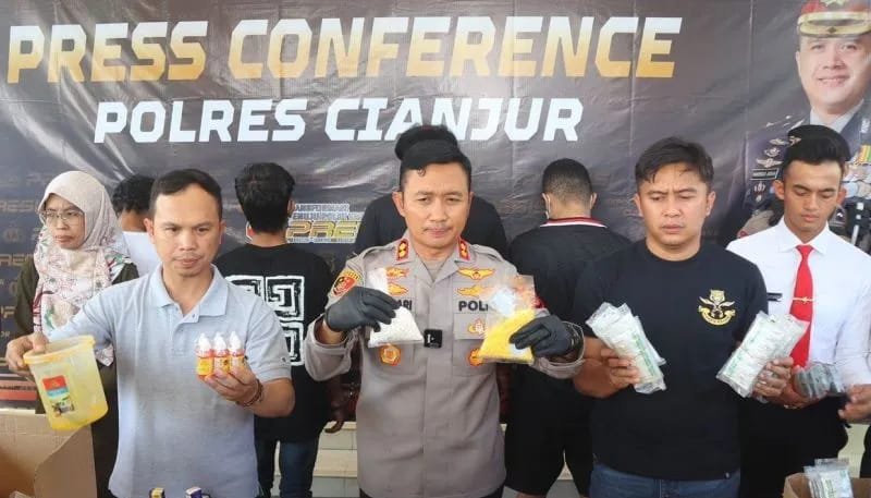 Empat-Pelaku-dari-Pabrik-Rumahan-Obat-Terlarang-Ditangkap-Polisi.jpg Empat Pelaku dari Pabrik Rumahan Obat Terlarang Ditangkap Polisi