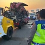 Enam Orang Tewas Kecelakaan Antara Minibus vs Truk Tronton