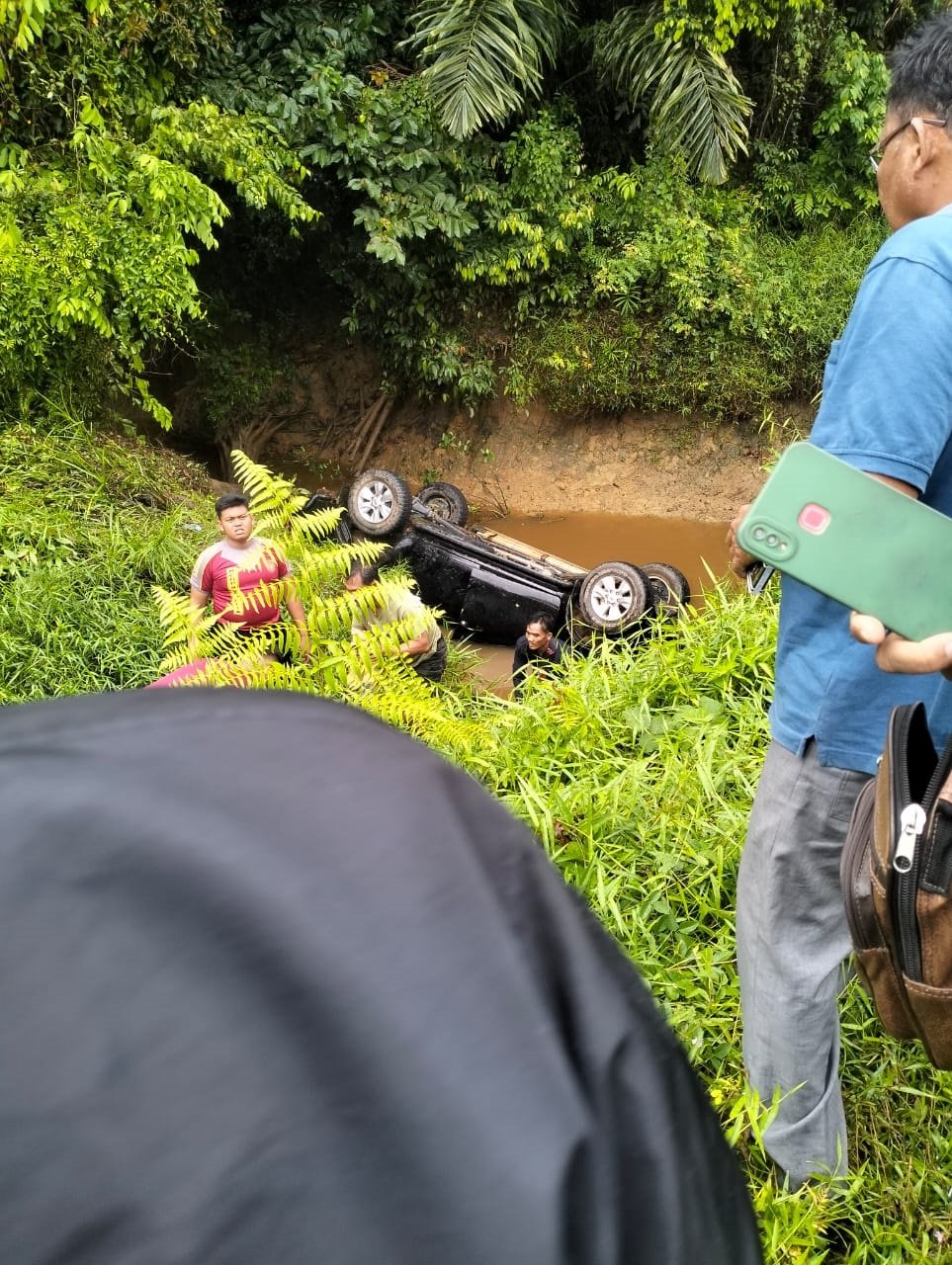 Mobil Hilux Masuk Parit