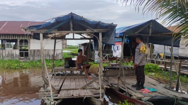 Polsek Sabangau Cek Luapan Air di Bereng Bengkel