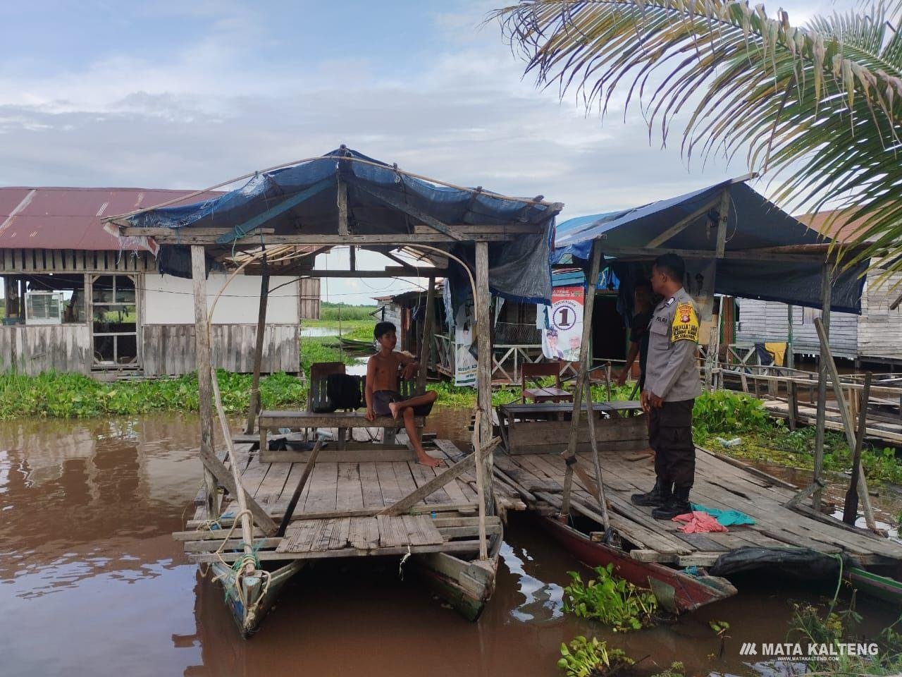 Polsek-Sabangau-Cek-Luapan-Air-di-Bereng-Bengkel.jpg Polsek Sabangau Cek Luapan Air di Bereng Bengkel