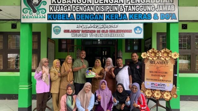 Maxim memberikan apresiasi kepada sejumlah guru di Sekolah Luar Biasa (SLB) Negeri Balikpapan. (doc. HM/PB)