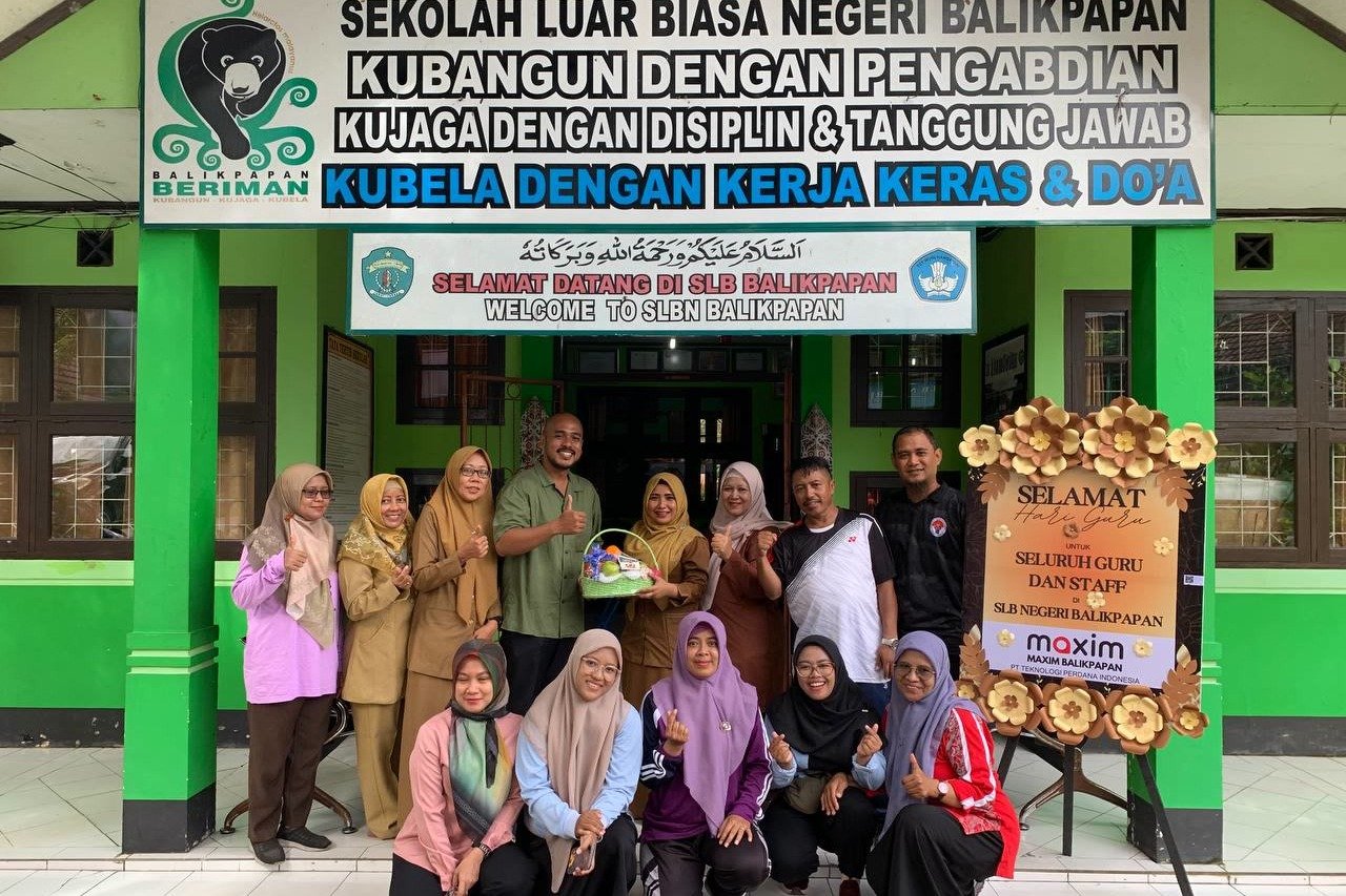 Maxim memberikan apresiasi kepada sejumlah guru di Sekolah Luar Biasa (SLB) Negeri Balikpapan. (doc. HM/PB)