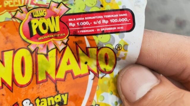 Bungkus permen nano-nano tahun 2010 ditemukan di Pantai Ambalat, masih bagus dengan tulisan yang jelas terbaca. (doc. Reno/pb)