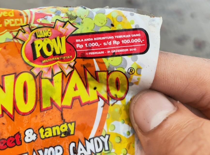 Bungkus permen nano-nano tahun 2010 ditemukan di Pantai Ambalat, masih bagus dengan tulisan yang jelas terbaca. (doc. Reno/pb)