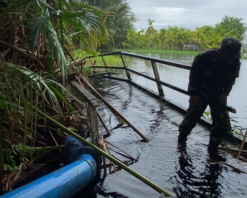 Dua Jembatan di Segedong Akses Anak Untuk Sekolah Roboh Akibat Banjir