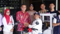 Edi Suryanto Serahkan Sepeda Listrik ke Pencukur Rambut Disabilitas