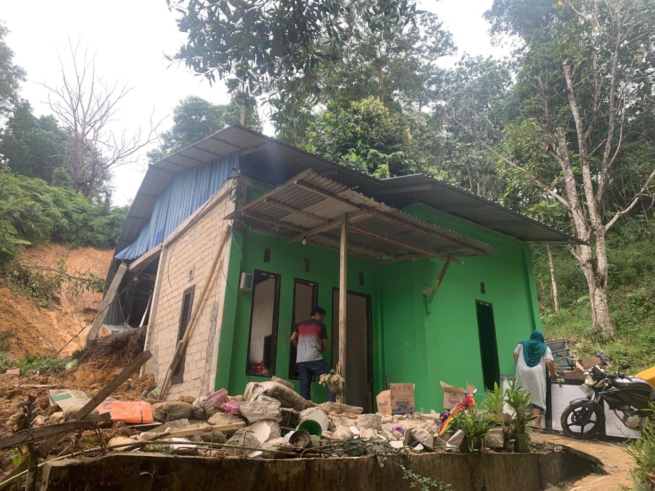 Longsor-di-Jalan-Anggrek-Tarakan-Dua-Korban-Meninggal-Dunia.jpg Longsor di Jalan Anggrek Tarakan, Dua Korban Meninggal Dunia