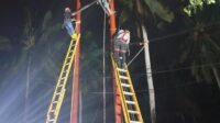 Petugas PLN melakukan perbaikan sistem kelistrikan di wilayah Manggar. (doc. Istimewa)