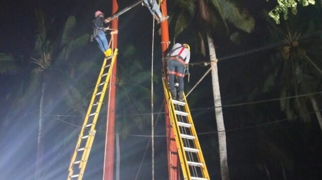 Petugas PLN melakukan perbaikan sistem kelistrikan di wilayah Manggar. (doc. Istimewa)