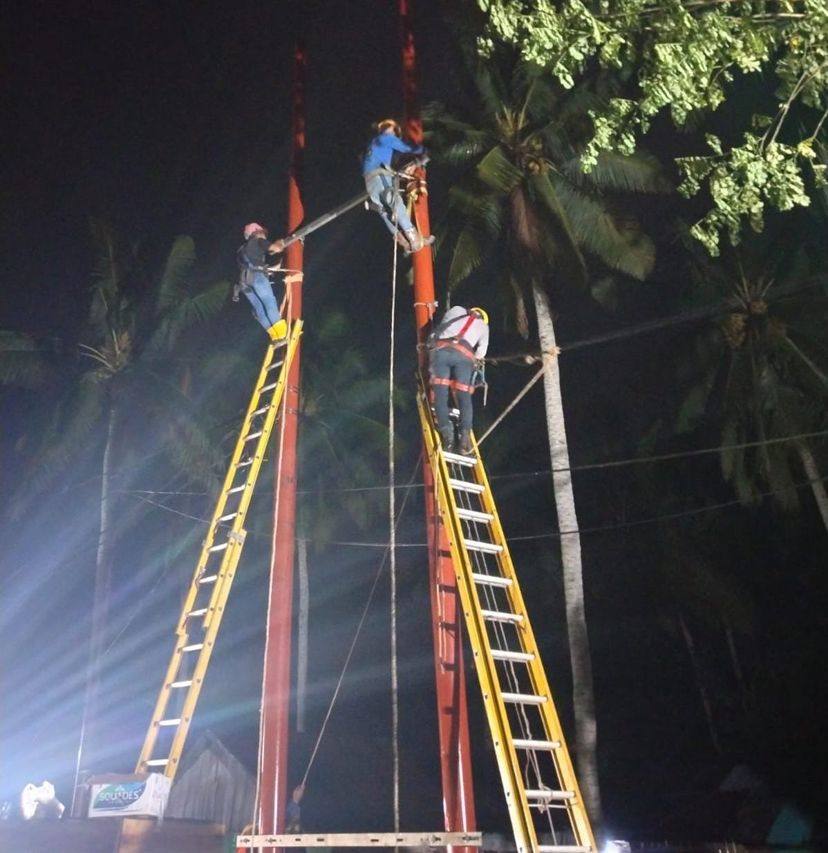 Petugas PLN melakukan perbaikan sistem kelistrikan di wilayah Manggar. (doc. Istimewa)