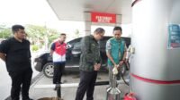 Pemkot Balikpapan bersama Pertamina Patra Niaga melakukan pengecekan kualitas BBM di KM 9 Jalan Soekarno Hatta. (doc. Humas Pertamina Patra Niaga/mhd/pb)
