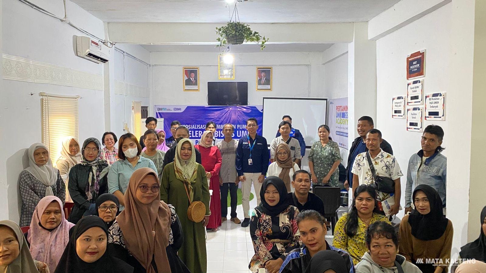 Pertamina-–-BRI-Berkolaborasi-Bina-Akselerasi-Bisnis-UMKM-di-Palangka.jpg FOTO: MATAKALTENG - Foto bersama sosialisasi dan pembinaan PUMK PT Pertamina-BRI.