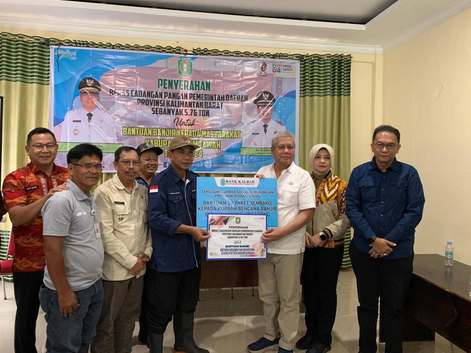 Pj-Gubernur-Kalbar-Salurkan-Bantuan-untuk-10-Ribu-Warga-Terdampak.jpg Pj Gubernur Kalbar Salurkan Bantuan untuk 10 Ribu Warga Terdampak Banjir di Mempawah