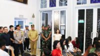 Pj-Gubernur-Kapolda-dan-Pangdam-Jamin-Perayaan-Natal-di-Kalbar.jpg Pj Gubernur Kalbar Harisson bersama Kapolda Irjen Pol Pipit Rismanto dan Pangdam Mayjen TNI Iwan Setiawan menjamin perayaan Natal 2024 berlangsung aman dan nyaman. Forkopimda Kalbar mengunjungi Gereja Katedral Santo Yoseph Pontianak dan Gereja HKBP untuk memastikan kelancaran ibadah umat Kristiani.
