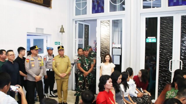 Pj Gubernur Kalbar Harisson bersama Kapolda Irjen Pol Pipit Rismanto dan Pangdam Mayjen TNI Iwan Setiawan menjamin perayaan Natal 2024 berlangsung aman dan nyaman. Forkopimda Kalbar mengunjungi Gereja Katedral Santo Yoseph Pontianak dan Gereja HKBP untuk memastikan kelancaran ibadah umat Kristiani.