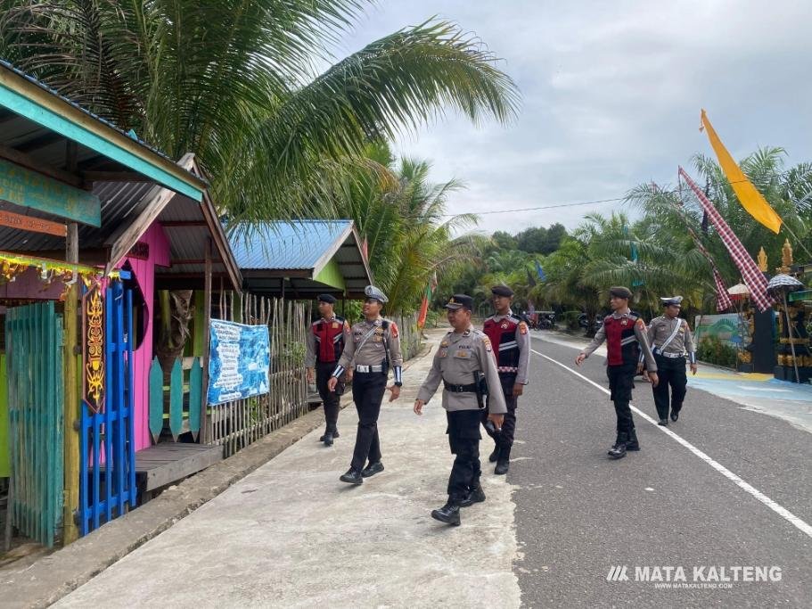 Foto: MATAKALTENG - Anggota Polres Barsel saat patroli di lokasi obyek wisata Desa sanggu.