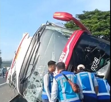 Rombongan Aparatur Desa Kecelakaan di Tol Semarang