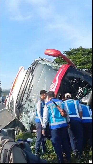 Rombongan Aparatur Desa Kecelakaan di Tol Semarang
