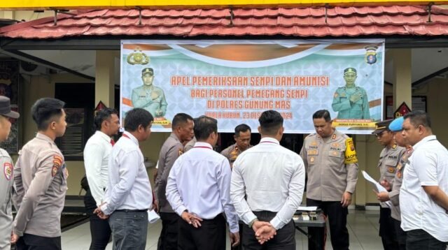 FOTO : HUMAS POLRES GUMAS/MATA KALTENG - Suasana pemeriksaan senpi dan amunisi di halaman mapolres gumas, Selasa, 24 Desember 2024.
