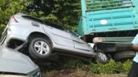 Tak kuat Menanjak, Truk bermuatan Keramik ‘hantam’ Tiga buah Mobil dan Sepeda Motor