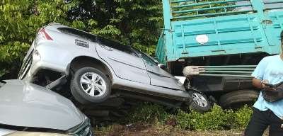 Tak kuat Menanjak, Truk bermuatan Keramik ‘hantam’ Tiga buah Mobil dan Sepeda Motor