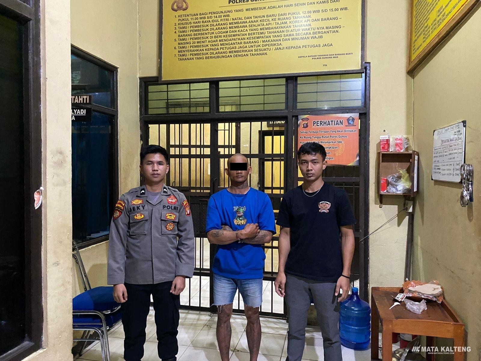 FOTO : HUMAS POLRES GUMAS/MATA KALTENG - Pelaku S ditangkap dan ditahan di sel tahanan Polres Gumas, Senin, 23 Desember 2024.