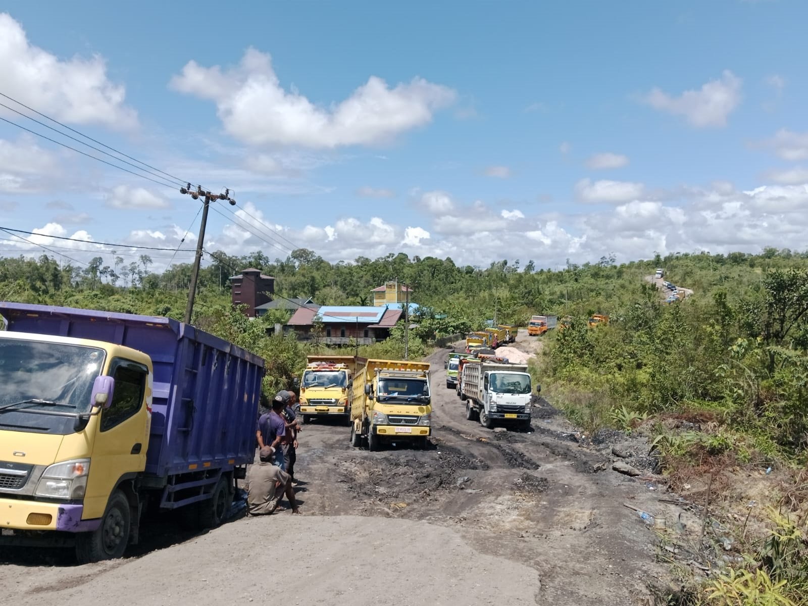 Jalan-Rusak-Suplai-BBM-ke-Kuala-Kurun-Macet.jpg Jalan Rusak, Suplai BBM ke Kuala Kurun Macet