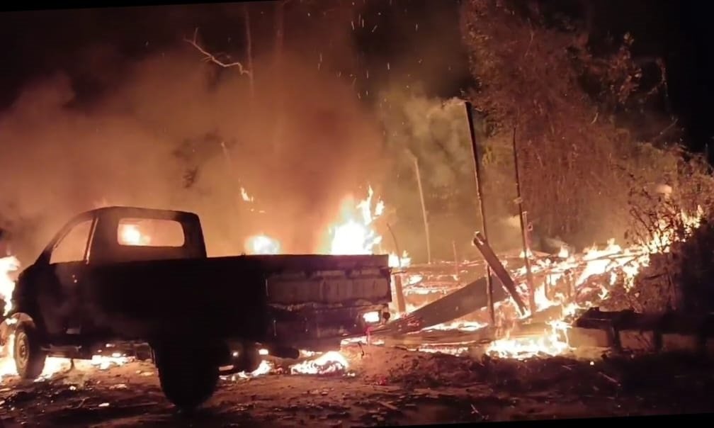 Korek Api Sambar Pikap Pengangkut BBM