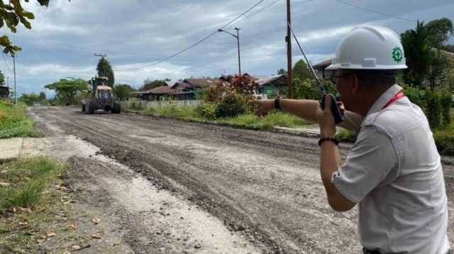 Warga Langap Sambut Baik PT AMNK Perbaiki Jalan Desa yang Rusak