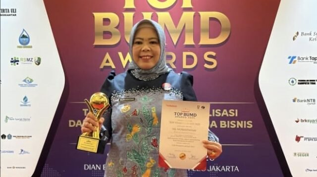 Bupati Kobar Terima Piala Top Pembina BUMD