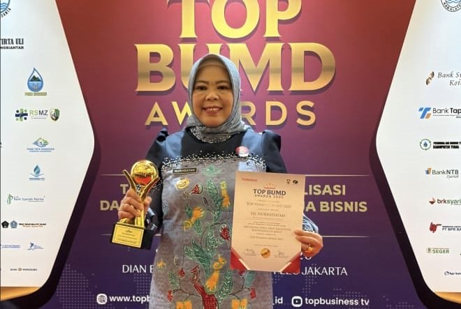 Bupati Kobar Terima Piala Top Pembina BUMD