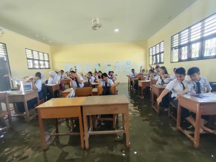 Ruang Kelas Terendam Banjir, Aktivitas Belajar di SMPN 3 Tanjung Selor Tetap Berlangsung