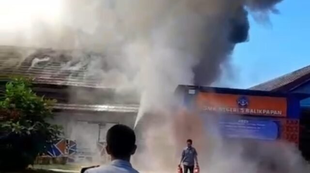 Kebakaran Landa SMKN 5 Balikpapan, Tujuh Ruangan Terbakar