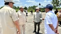 H-Isam-Ubah-Wanam-Jadi-Lumbung-Pangan-Panen-Perdana-Bukti.jpg Presiden Prabowo Subianto didampingi menteri dan pengusaha Andi Syamsuddin Arsyad atau Haji Isam, saat meninjau proyek cetak sawah 1 juta hektare di Desa Wanam, Distrik Ilwayab, Merauke, Provinsi Papua Selatan, Minggu (3/11/2024). (Foto: Dok. Inilah.com)
