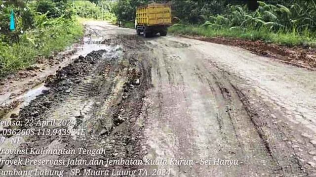 Jalan Gumas-Mura Rusak Parah