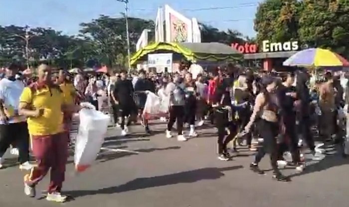Meriahkan HLH Sedunia Warga Kota Puruk Cahu Padati Alun Alun Jorih Jerah Sambil Pungut Sampah