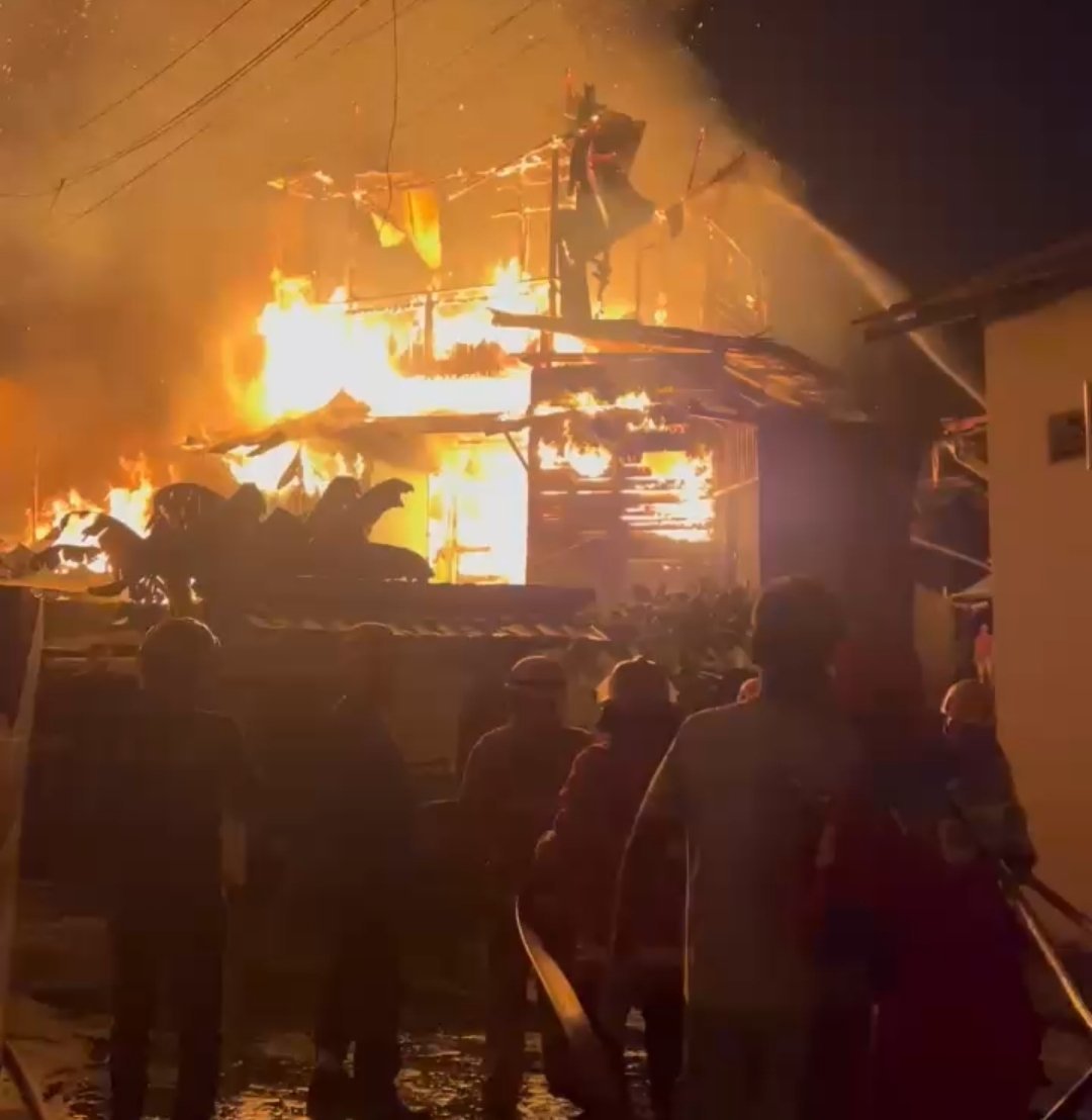 Kebakaran-Hebat-di-Gang-Tirta-Sari-Balikpapan-Tengah-Tiga-Rumah.jpg Tangkapan layar kebakaran di Gunung Sari. (Dok. Istimewa)