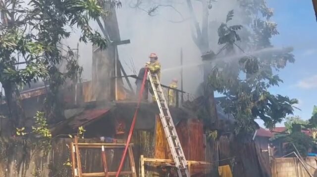 Tangkapan layar proses pemadaman kebakaran di Jalan Beller. (Dok. WAG RBM/Robert)