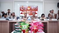 Polda-Kaltim-Ungkap-Peredaran-Beras-Tak-Sesuai-Klaim-Mutu-Satu.jpeg Konferensi pers pengungkapan beras premium palsu di Polda Kaltim. (Dok. Humas Polda Kaltim)