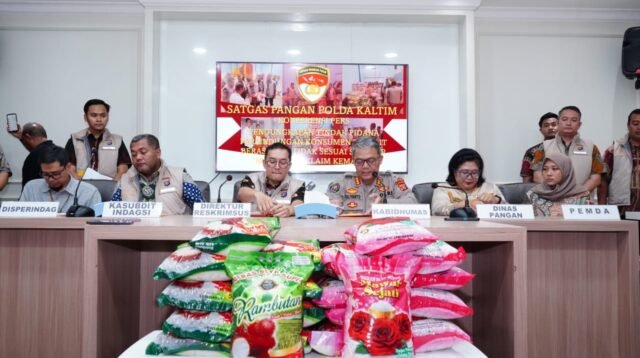 Polda-Kaltim-Ungkap-Peredaran-Beras-Tak-Sesuai-Klaim-Mutu-Satu.jpeg Konferensi pers pengungkapan beras premium palsu di Polda Kaltim. (Dok. Humas Polda Kaltim)