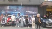 SEREMONIAL PENYERAHAN: Para konsumen pertama Suzuki Fronx di Kalimantan Timur menerima unit perdana dalam acara yang digelar di Le Centro Club, Swiss-Belinn Balikpapan. (Dok. Muhammad/PortalBalikpapan)
