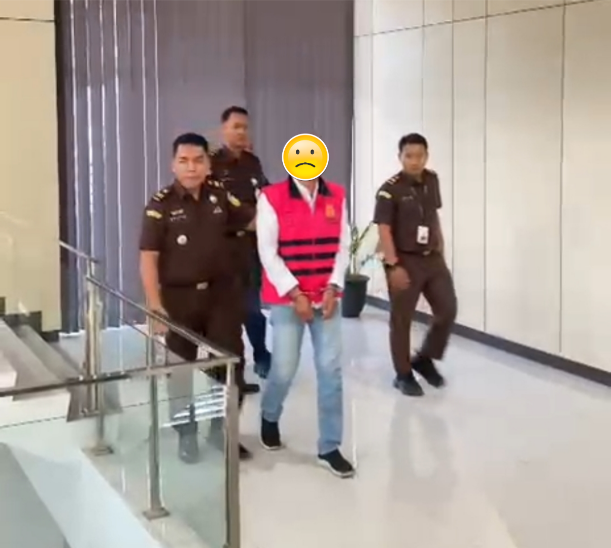 Mantan Sekretaris KPU Balikpapan, SY, resmi ditahan Kejari Balikpapan terkait dugaan korupsi dana hibah Pilkada 2020. (Dok. Muhammad/PortalBalikpapan)