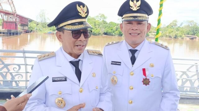 Pemkab Mura Apresiasi Pengibaran Bendera Raksasa di Bawah Jembatan Merdeka