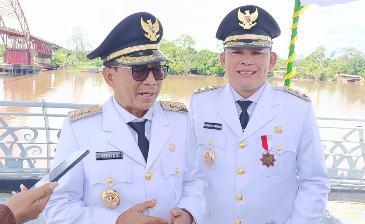 Pemkab Mura Apresiasi Pengibaran Bendera Raksasa di Bawah Jembatan Merdeka