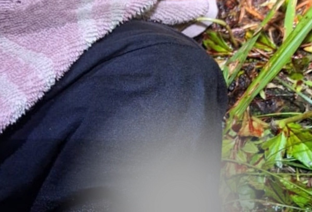 Korban ditemukan tergeletak di semak-semak. (PB)