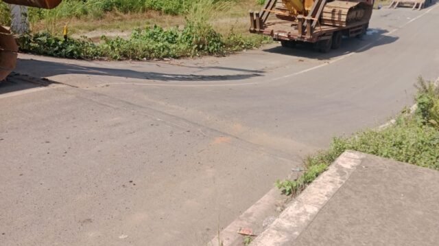 Warga-Soroti-Kerusakan-Jalan-Akibat-Mobilitas-Alat-Berat.jpg Warga Soroti Kerusakan Jalan Akibat Mobilitas Alat Berat