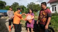 Bupati-Murung-Raya-Turun-Langsung-Serahkan-Bantuan-kepada-Warga-Terdampak.jpg Bupati Murung Raya Turun Langsung Serahkan Bantuan kepada Warga Terdampak Banjir dan Longsor