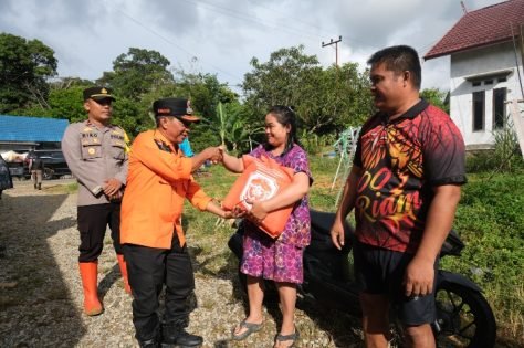 Bupati Murung Raya Turun Langsung Serahkan Bantuan kepada Warga Terdampak Banjir dan Longsor