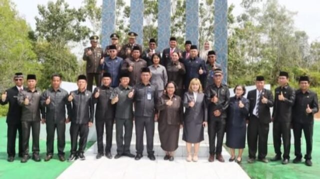 Bupati Heriyus Pimpin Upacara Ziarah di Taman Makam Pahlawan Puruk Cahu